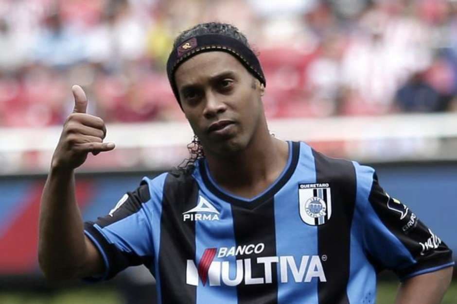 Ronaldinho Gaúcho faz homenagem à Chape e torcida pede contratação