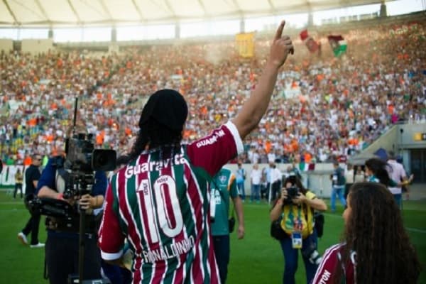 Ronaldinho é apresentado com festa no Fluminense e sonha com 1º título brasileiro