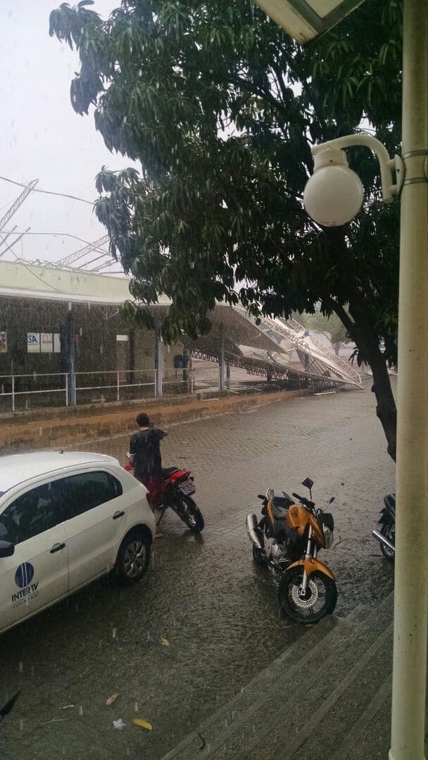 MOSSORÓ (FOTOS): Chuva forte derruba cobertura do restaurante universitário da UFERSA