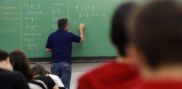 Diminui a diferença entre jovens ricos e pobres que concluem o ensino médio