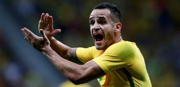 BARRACO: Jogador da Seleção Renato Augusto acusa irmã de Léo Moura de furto e estelionato em festa
