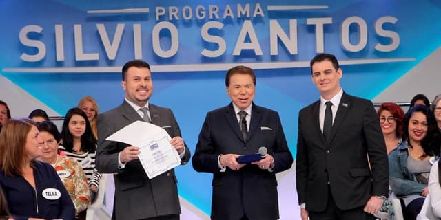 FOTO: Silvio Santos ganha título de Doutor em Comunicação: "uma honra"