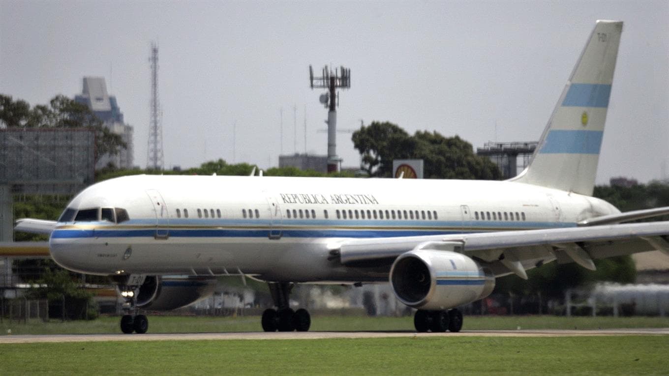 Presidente da Argentina ‘vende' aviões oficiais e viaja em voo comercial