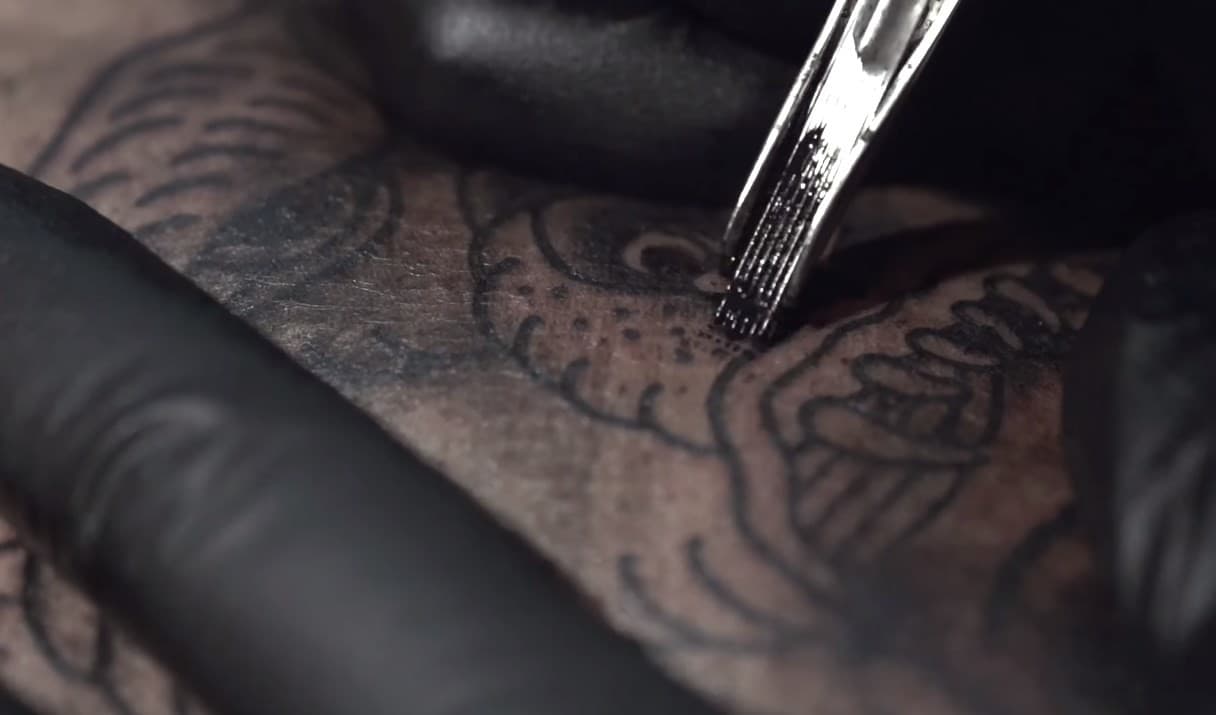 Pesquisadores criam tinta de tatuagem que pode ser facilmente apagada da pele