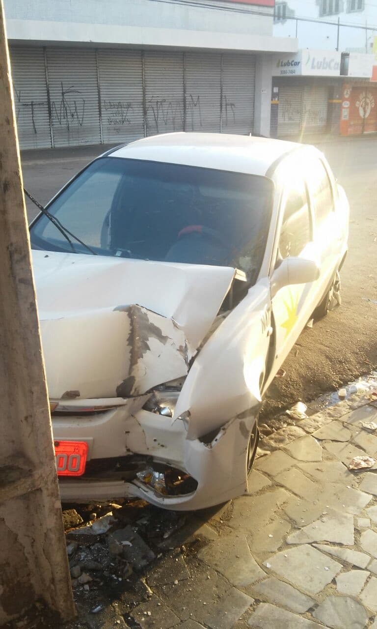 FOTOS: Táxi bate em poste na Av. Mário Negócio