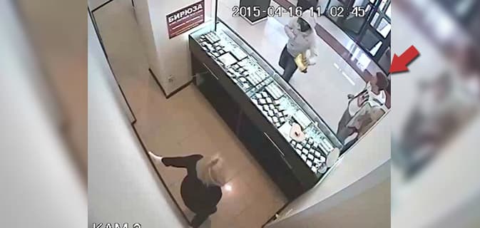 VÍDEO: Em tentativa de assalto, ladrão leva chute na cabeça de campeão de Taekwondo e tem convulsões