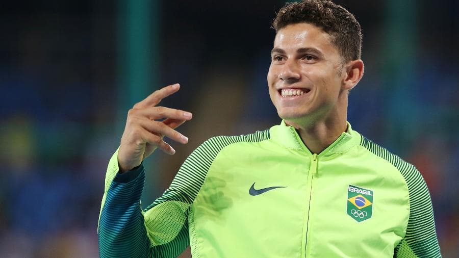 Com vaias e choro de francês, Thiago Braz recebe ouro do salto com vara