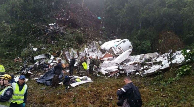 FOTOS - (Tragédia): Destroços do avião da Chapecoense-SC na Colômbia