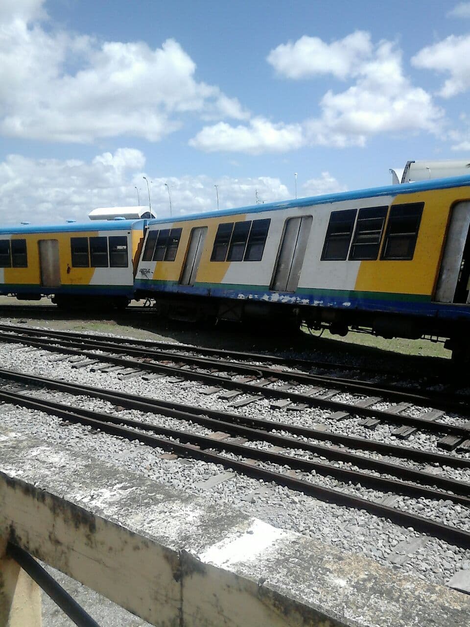 FOTOS: Composição de trem descarrila na estação da Ribeira, em Natal