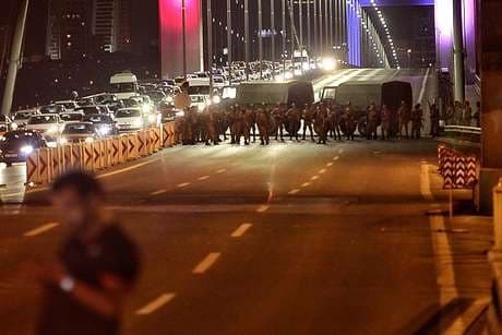 Sob ameaça de golpe, Turquia declara estado de emergência