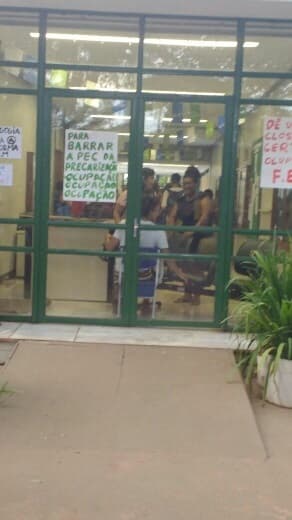 FOTOS: Estudantes e mascarados ocupam parte da UnB