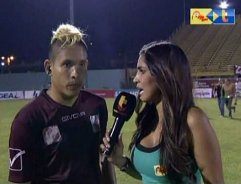 VÍDEO(COVARDIA): Torcedor dá voadora nas costas de jogador durante entrevista na fase preliminar da Copa Sul-Americana
