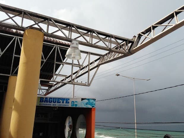 FOTO: Ventania acompanhada de chuva levanta telhado de Centro de Artesanato em Natal