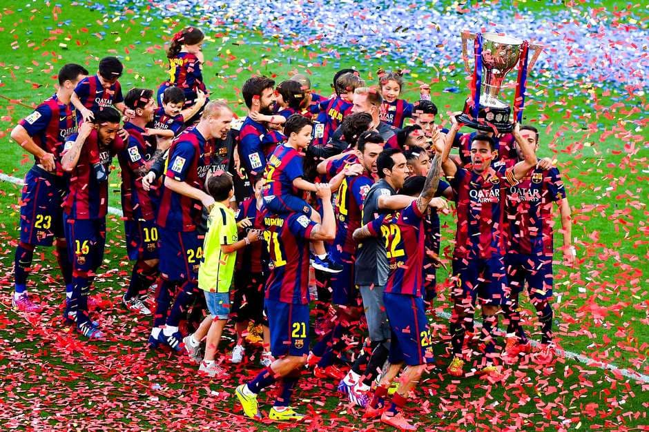 FOTOS: torcida do Barça homenageia campeões e ídolo Xavi