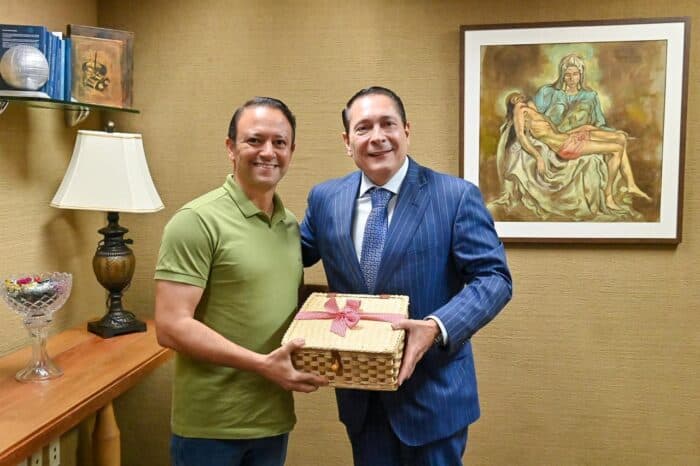 Prefeito Lula Soares entrega convite oficial do São João de Assú ao presidente da Assembleia Legislativa.