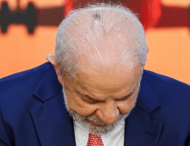 Lula faz primeira sessão de radioterapia preventiva após remover câncer de pele no couro cabeludo