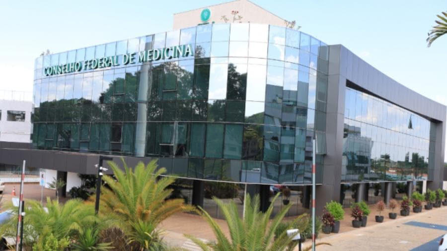 Presidente do CFM responde a Moraes e diz que não vê necessidade em depoimento à PF sobre sindicância para apurar falta de assistência médica a Bolsonaro