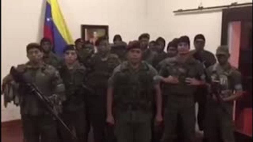 Caos toma conta da Venezuela em meio a rumores de golpe
