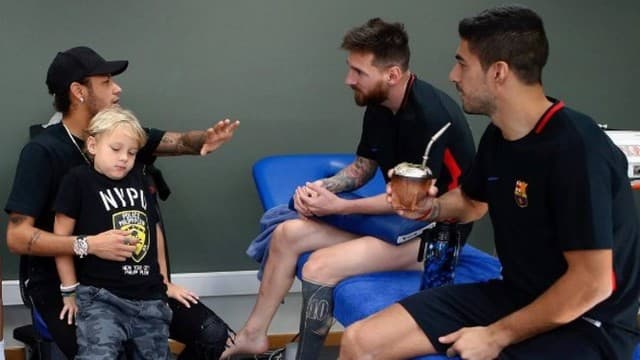 Neymar visita ex-colegas de Barcelona e divide opiniões entre os fãs catalães