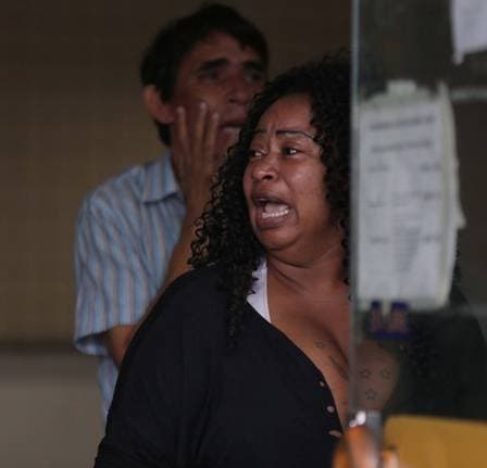 Família se revolta ao ver foto de mortos no Salgueiro amontoados nos fundos do IML