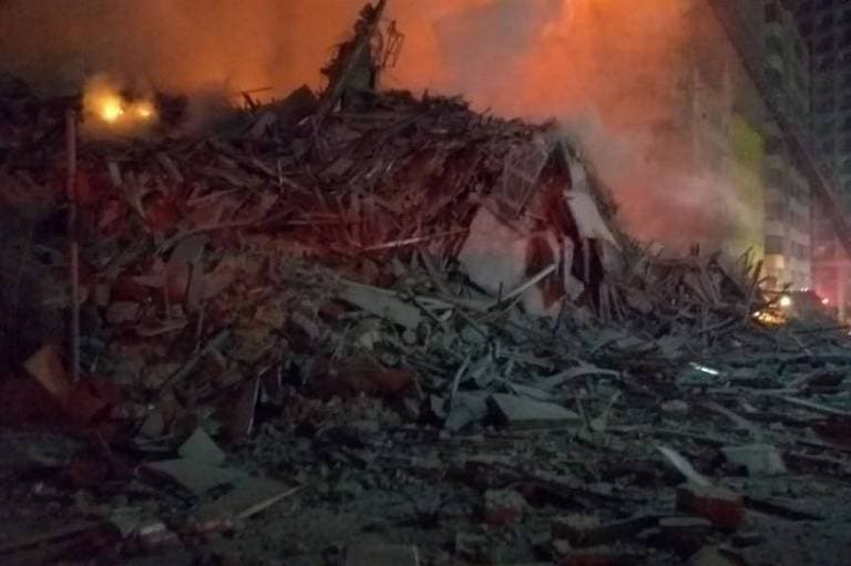 Prédio desaba durante incêndio no largo do Paissandu, centro de SP