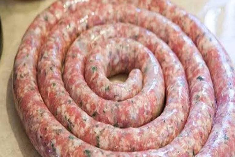Polícia fecha fábrica clandestina que fazia linguiça com carne de cães e gatos