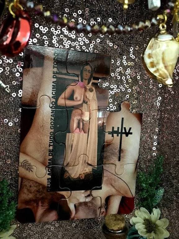 FEZ CERTÍSSIMO, UMA VERGONHA: Prefeitura do Rio censura mostra com imagem de santa com pênis e homens nus