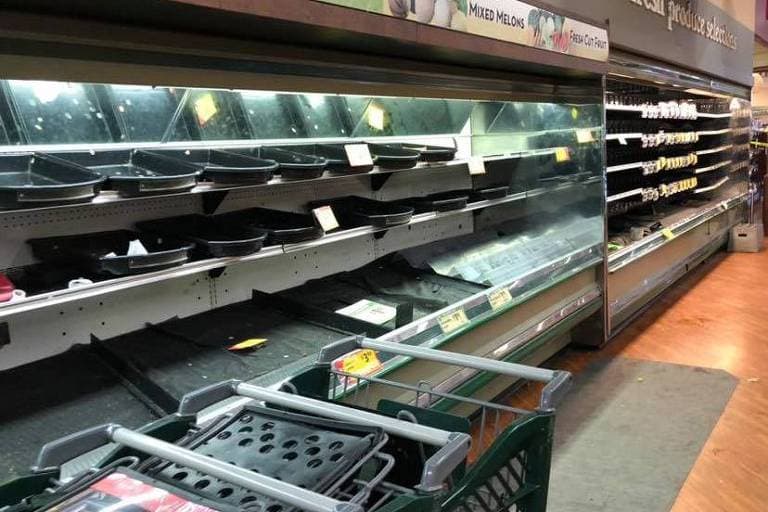 Supermercado nos EUA joga fora US$ 35 mil em comida após mulher tossir de propósito em prateleiras