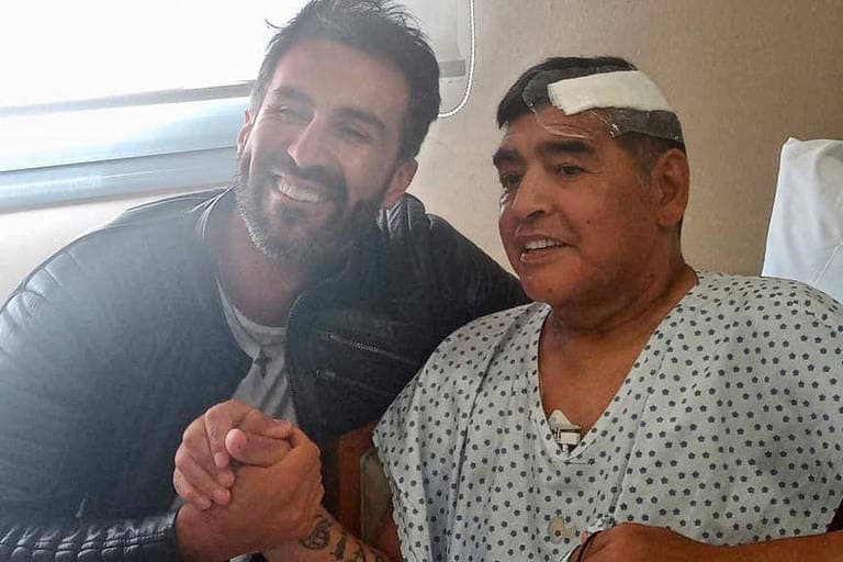 MUÍDO POUCO É BOBAGEM: Ex-mulher e filhas de Maradona afastam estafe do craque após sua morte