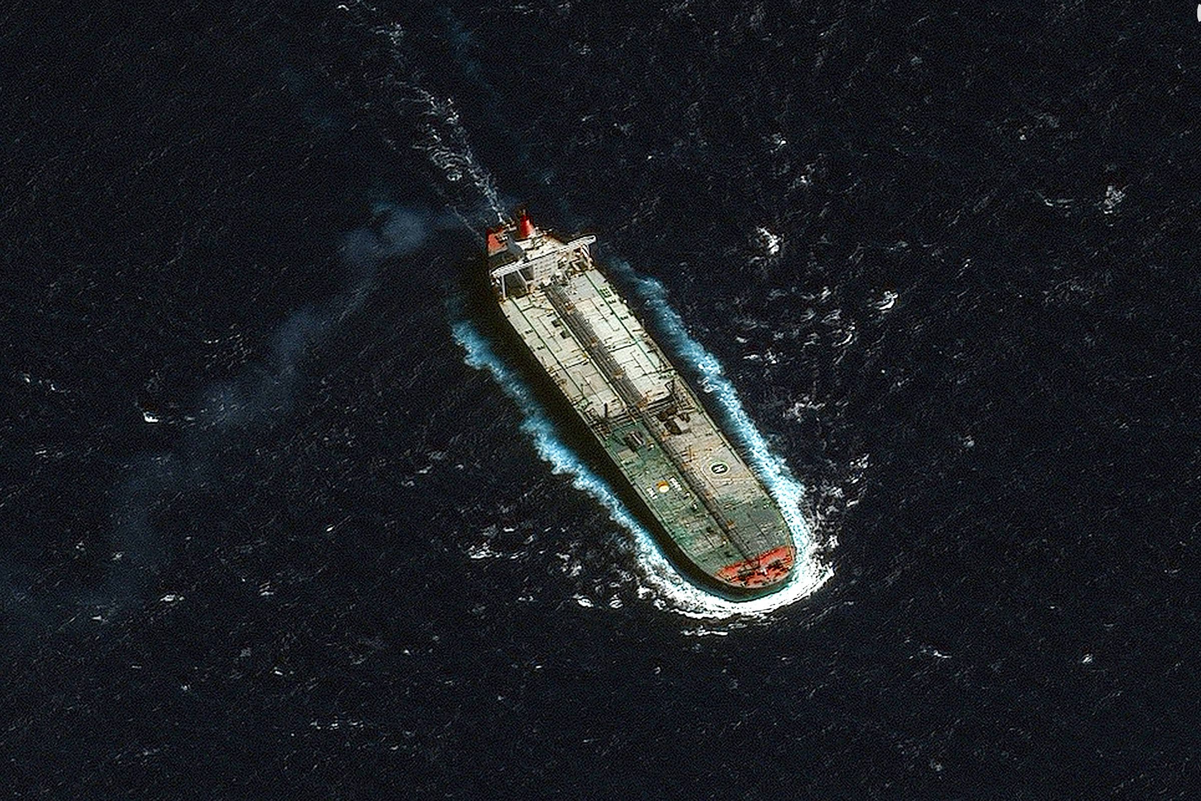 Navios com 11 milhões de barris de petróleo estão parados na Venezuela após apreensão de petroleiro pelos EUA