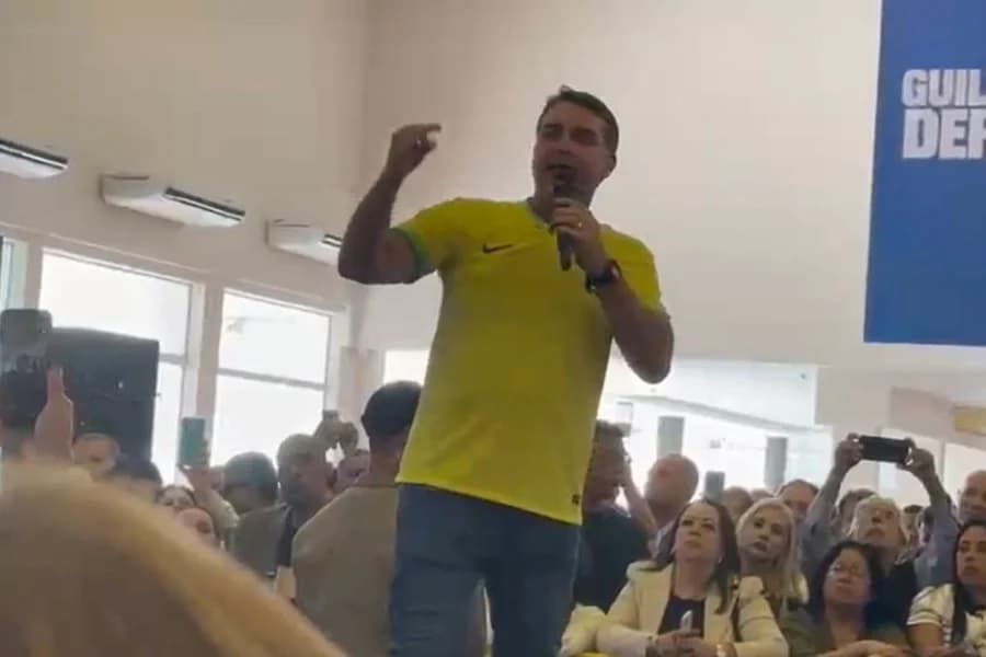 VÍDEO: Flávio diz que que estão tentando enterrá-lo vivo e que Lula aparelha a PF