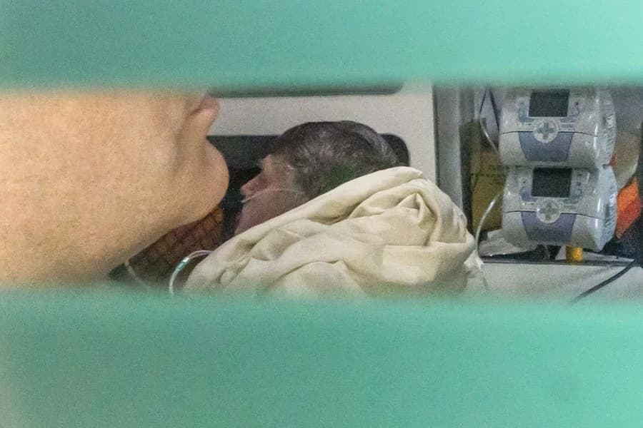 Bolsonaro está ‘inchado' e ‘naturalmente irritado' na UTI, diz Carlos após visita
