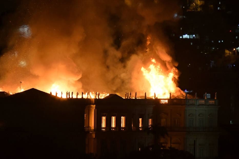 Fogo destrói Museu Nacional, mais antigo centro de ciência do País