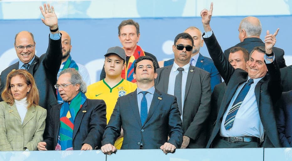 Entre vaias e aplausos, Bolsonaro tenta capitalizar título da seleção brasileira