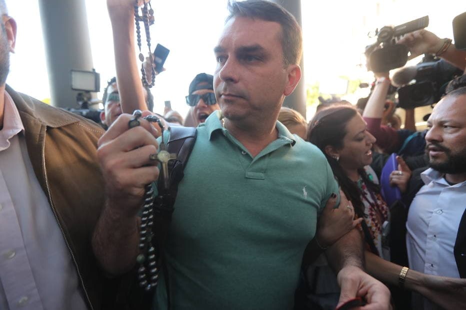 TÁ PIORANDO: Depósitos para ex-motorista de Flávio Bolsonaro coincidiam com pagamento da Assembleia do RIO