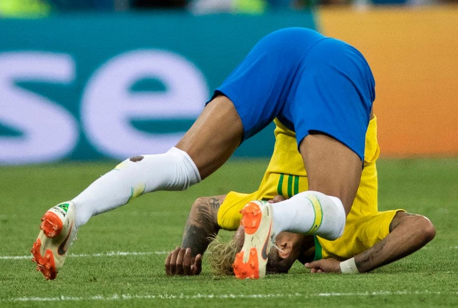 Caçado, Neymar sente dores no pé operado, mas diz que ‘está inteiro'