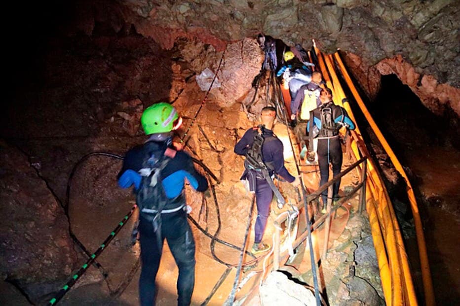 Resgate de crianças presas em caverna na Tailândia começou neste domingo
