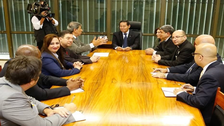 Mourão volta a afirmar que Brasil não pensa em mudar embaixada e "Bolsonaro falou, mas foi na campanha"
