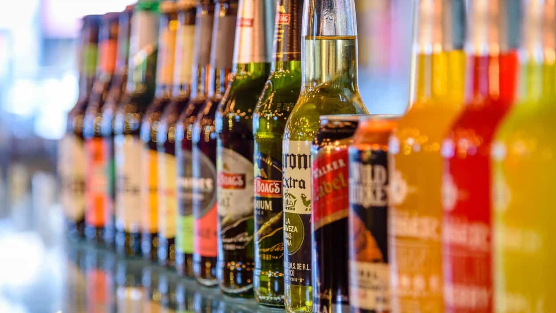 Sim, há pessoas pesquisando a relação entre a cerveja Corona e o vírus