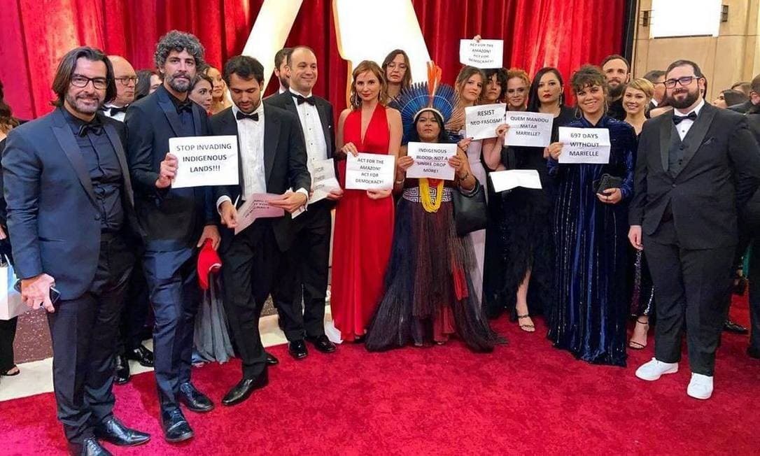 Equipe de ‘Democracia em vertigem' faz protesto no tapete vermelho lembrando Mariele, Índios e MST