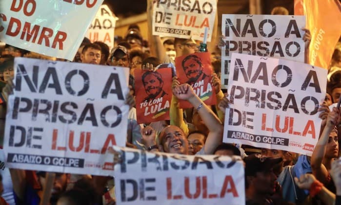 Lula decide nas próximas horas como cumprirá ordem de prisão. Petistas defendem que ele não se entregue