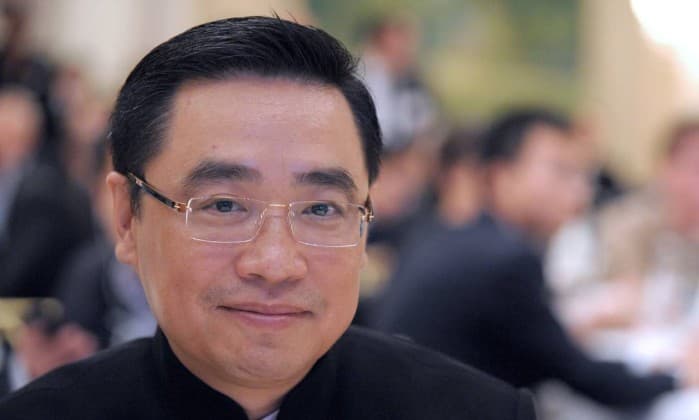 Bilionário chinês morre após subir despenhadeiro para ser fotografado na França