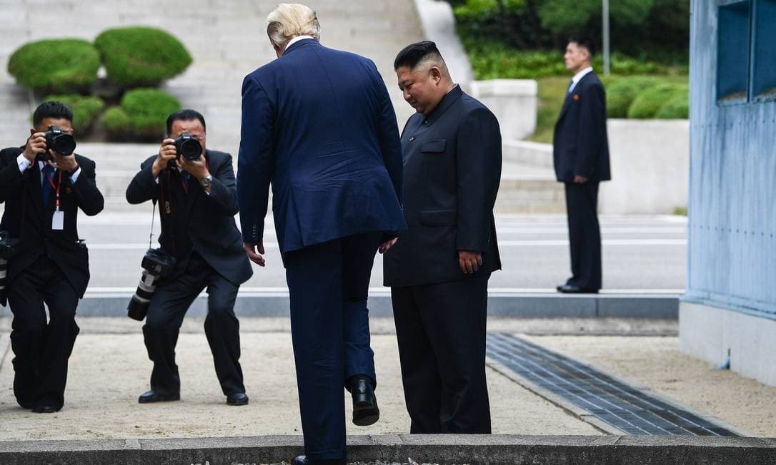 Trump cruza a fronteira e se torna o primeiro presidente americano a pisar na Coreia do Norte