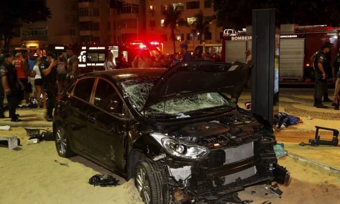 Carro invade praia em Copacabana, mata bebê e fere 16 pessoas