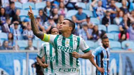 Palmeiras vence o Grêmio e pressiona o líder Corinthians