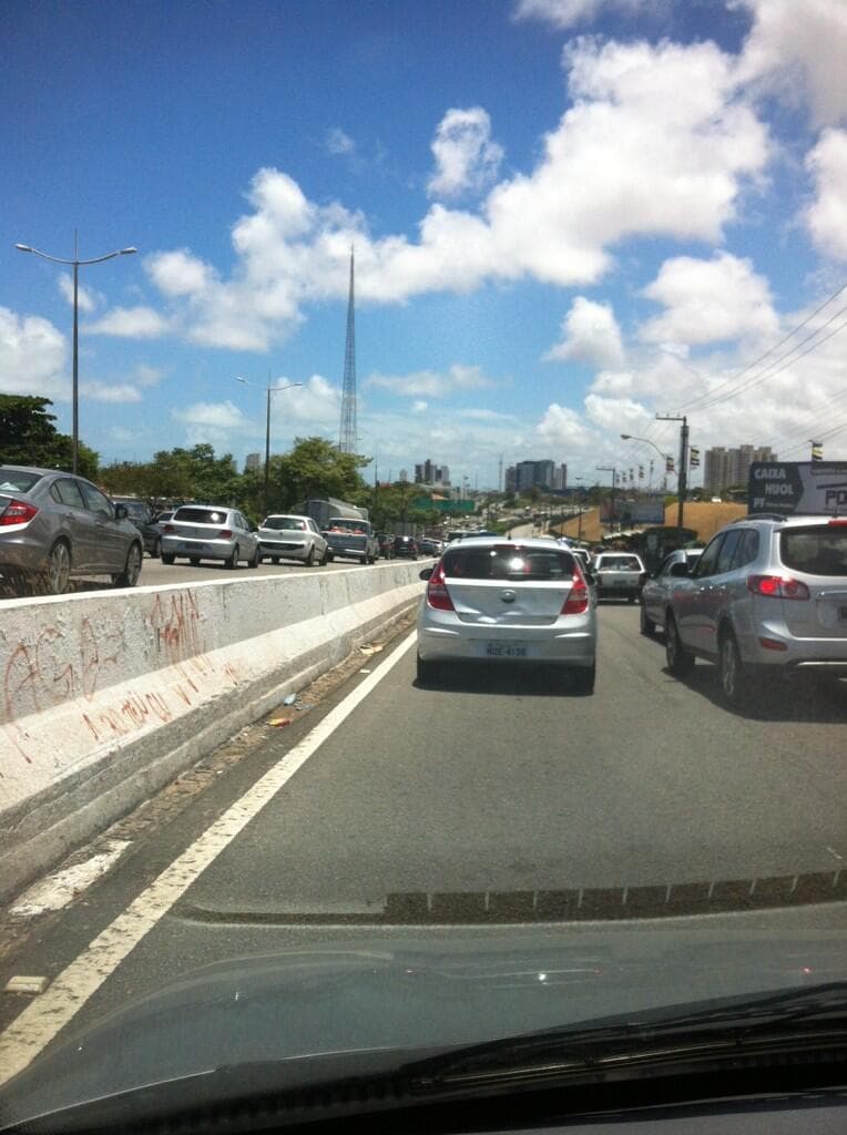 ENEM: Pistas local e expressa da rodovia BR-101 congestiondas no acesso ao vd. Ponta Negra