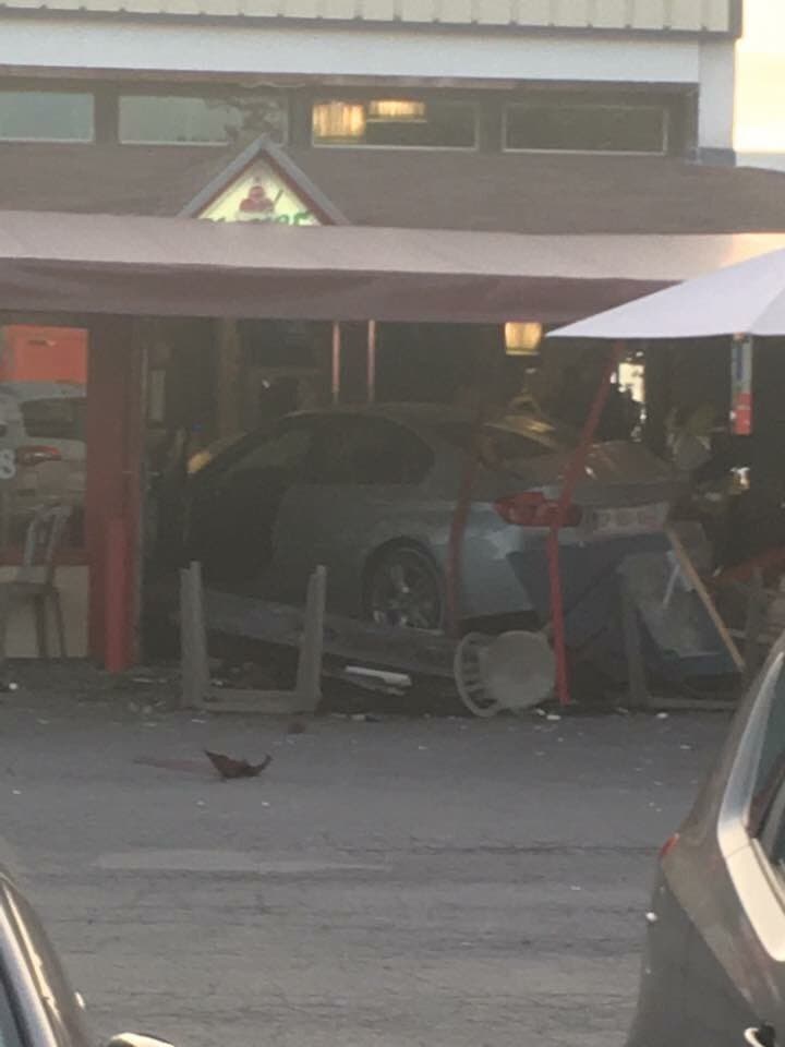 Motorista entra com carro em pizzaria na França