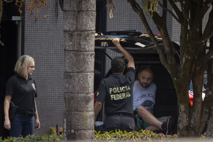 Hacker diz à polícia que deu a Glenn Greenwald acesso a mensagens roubadas do celular de Moro