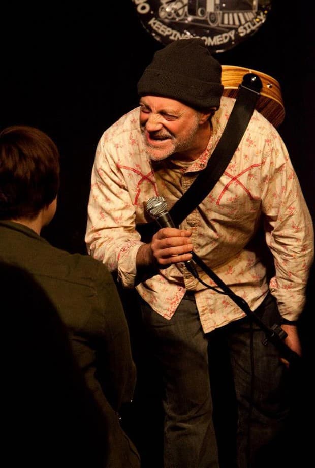 Comediante faz piada sobre ter um derrame e morre no palco