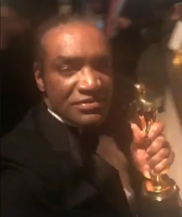 Homem que teria roubado Oscar de Melhor Atriz fez vídeo com a estatueta